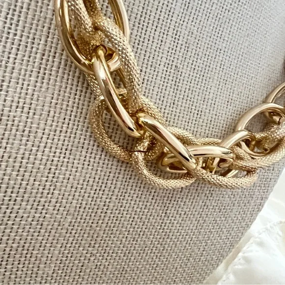 Chunky Gold Chain Statement Necklace adjustable 16”-18” women’s Jewelry - Picture 8 of 11